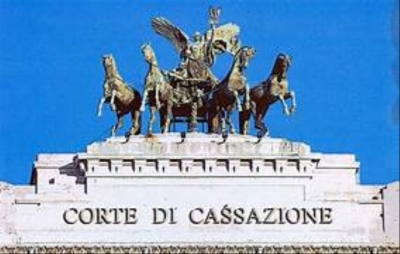 Cassazione: qualificare le persone richiedenti asilo come clandestine costituisce “molestia discriminatoria”